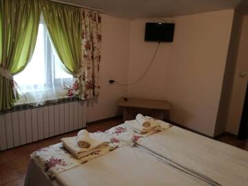 Фото номера Трехместный номер с видом на город Гостевой дом Guest House Gebran г. Свиленград 3