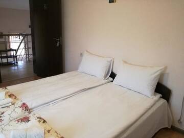 Фото номера Трехместный номер с видом на город Гостевой дом Guest House Gebran г. Свиленград 4