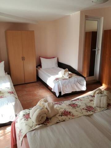 Фото номера Семейный номер с балконом Гостевой дом Guest House Gebran г. Свиленград 7