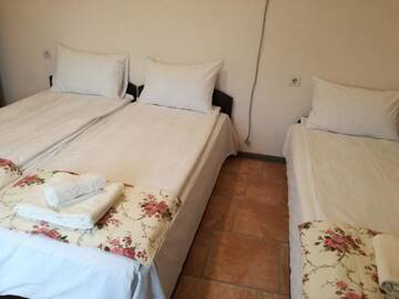 Фото номера Трехместный номер с видом на город Гостевой дом Guest House Gebran г. Свиленград 5