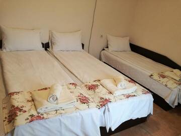 Фото номера Трехместный номер с видом на город Гостевой дом Guest House Gebran г. Свиленград 6