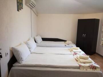 Фото номера Трехместный номер с видом на город Гостевой дом Guest House Gebran г. Свиленград 7