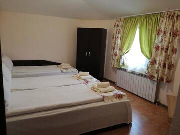 Фото номера Трехместный номер с видом на город Гостевой дом Guest House Gebran г. Свиленград 8