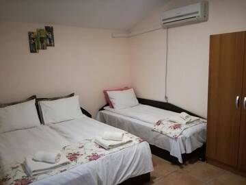 Фото номера Семейный номер с видом на сад Гостевой дом Guest House Gebran г. Свиленград 7