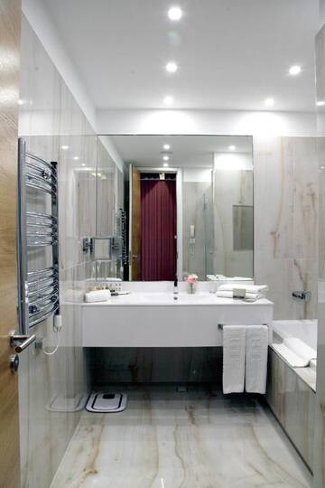 Фото номера Суперлюкс с кроватью размера &quot;queen-size&quot; Отель Merit Grand Mosta Spa Hotel &amp; Casino г. Свиленград 3
